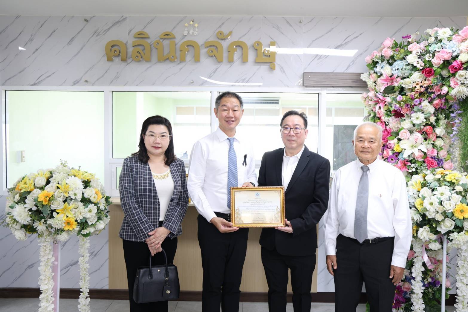 กลุ่มบริษัท โตโยต้านนทบุรี โดย คุณจุมพล สุวัฒนพงษ์ และ คุณพัชรินทร์ สุวัฒนพงษ์ กรรมการผู้จัดการ ได้มอบเงินบริจาคจำนวน 3,800,000 บาท