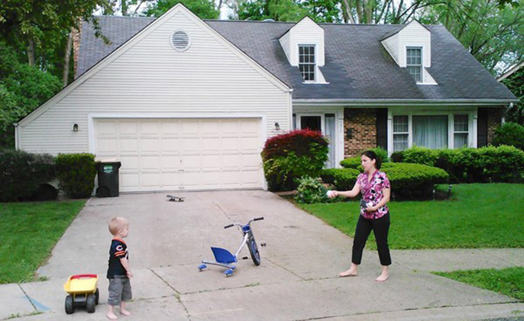 เด็กเล็กและลานจอดรถในบ้าน